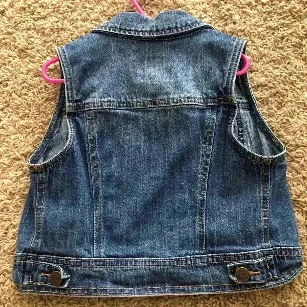 Girls denim sleeveless vest size 6/6X. In good condition!